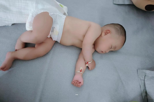 阿拉尔孕妇肚脐周围发青